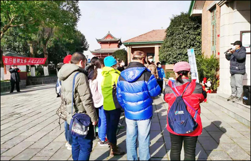 起义门下传递爱绿情,展望江城山青水绿的美好明天-武汉全民义务植树网 起义门下传递爱绿情,展望江城山青水绿的美好明天-武汉全民义务植树网